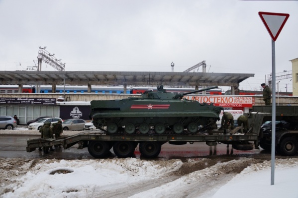 Военные быстро спасли заглохшую БМП-3 Военные быстро спасли заглохшую БМП-3