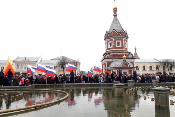 Митингующие дошли до фонтанов Митингующие дошли до фонтанов