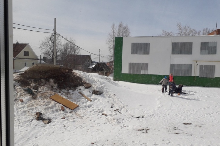 Раньше свалка была никак не огорожена, и любой мог пройти на нее Раньше свалка была никак не огорожена, и любой мог пройти на нее