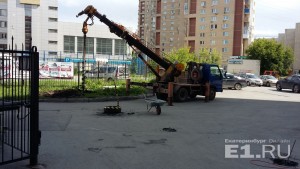 На месте, где будет новый забор, уже работает техника.
На месте, где будет новый забор, уже работает техника.