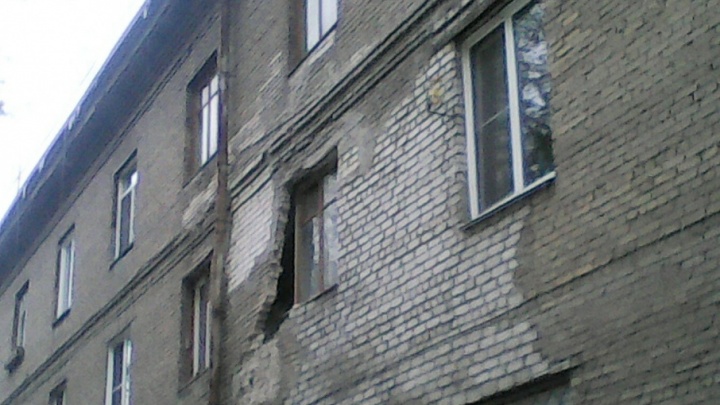 «Ты туда не ходи, сюда ходи»: кирпичная стена общежития в Челябинске повисла в воздухе