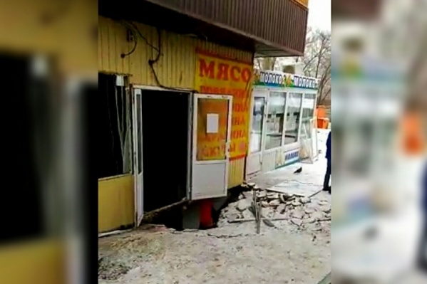 Под оказавшимся в эпицентре коммунального катаклизма киоском образовалась глубокая яма Под оказавшимся в эпицентре коммунального катаклизма киоском образовалась глубокая яма