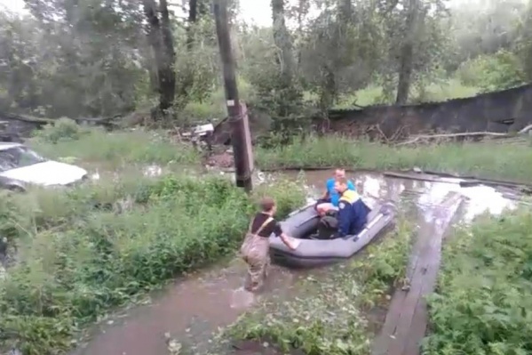 Воды при выходе из дома по пояс Воды при выходе из дома по пояс