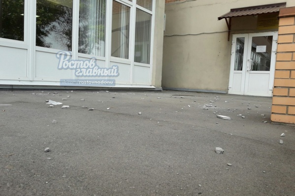 Кусок штукатурки может свалиться прямо на голову приходящих в МФЦ Кусок штукатурки может свалиться прямо на голову приходящих в МФЦ