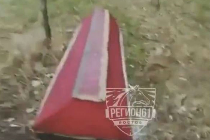 Пустой новый гроб нашли в лесополосе рядом с Новочеркасском