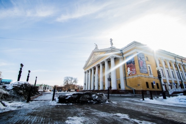 В начале марта парковку около оперного театра закрыли по поручению губернатора В начале марта парковку около оперного театра закрыли по поручению губернатора