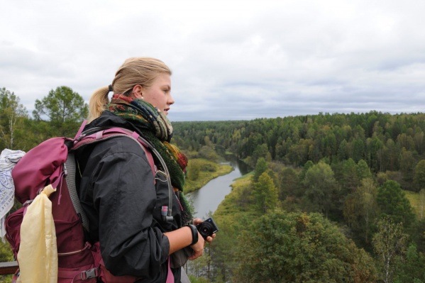 Осенью в дождливый серый день на природе очень хорошо.