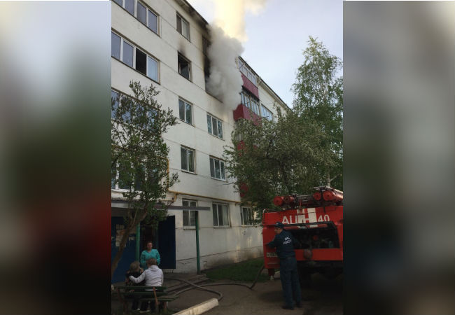 Густой черный дым валил из окна четвертого этажа Густой черный дым валил из окна четвертого этажа