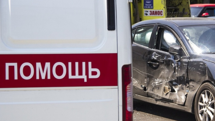 Два человека погибло в ДТП с легковушкой и дорожной машиной в Ростовской области