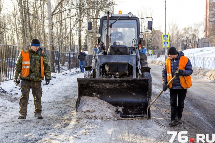 Для очистки города от снега на улицы вывели дополнительную технику Для очистки города от снега на улицы вывели дополнительную технику