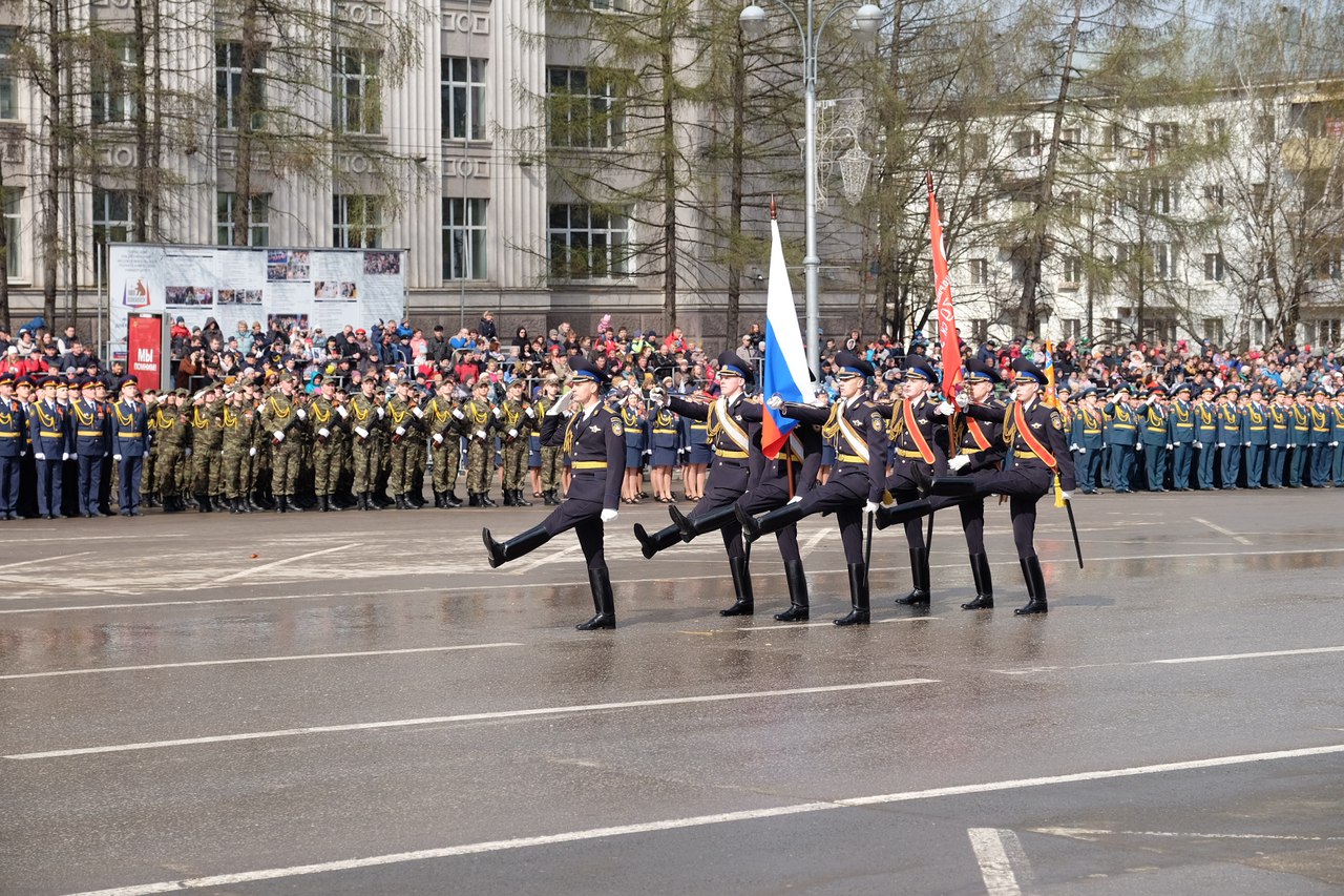 Торжественно выносят флаг Победы Торжественно выносят флаг Победы