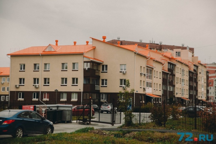 В доме №40 по улице Академика Сахарова судебные приказы получили владельцы порядка 70 квартир