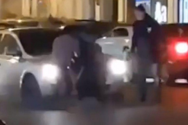 Мужчины обменивались ударами на капоте автомобиля Мужчины обменивались ударами на капоте автомобиля