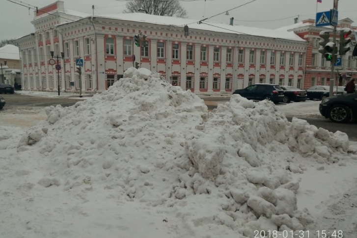 Снежные кучи не разгребли даже под окнами мэрии Ярославля