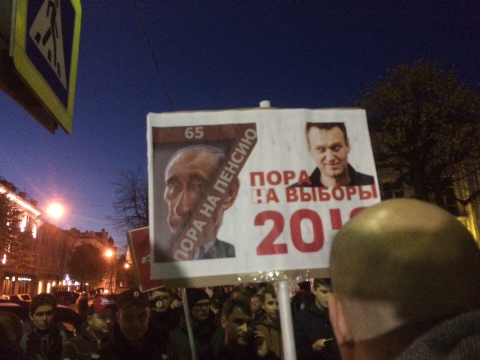 Сотрудников МВД не устроило содержание плакатов, с которыми пришли парни Сотрудников МВД не устроило содержание плакатов, с которыми пришли парни