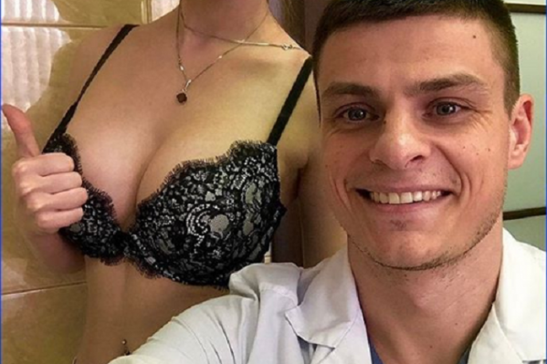 Григорий делает селфи со своими пациентками Григорий делает селфи со своими пациентками