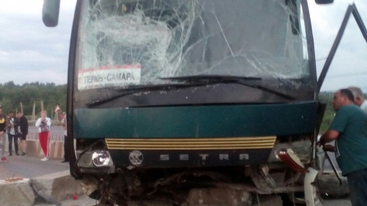 Пермский автобус с пассажирами врезался в бетонное ограждение под Самарой