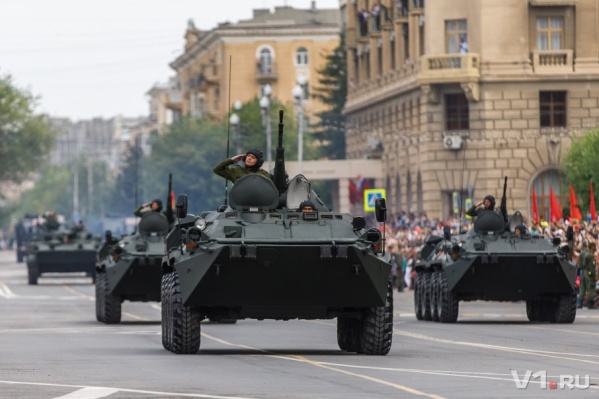 Посмотреть парад Победы решили сотни волгоградцев Посмотреть парад Победы решили сотни волгоградцев