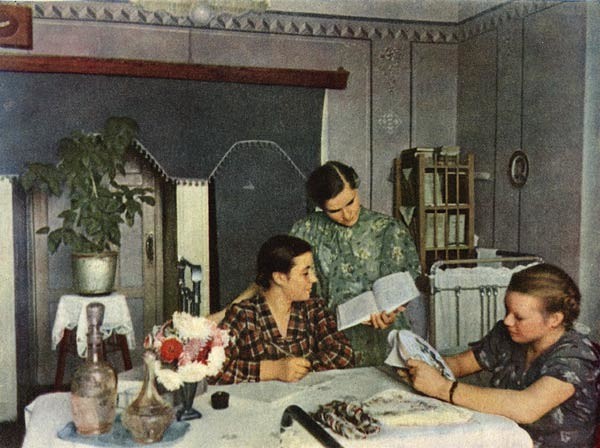 Эта сцена тоже из женского общежития, только уже 1958 год. Эта сцена тоже из женского общежития, только уже 1958 год.