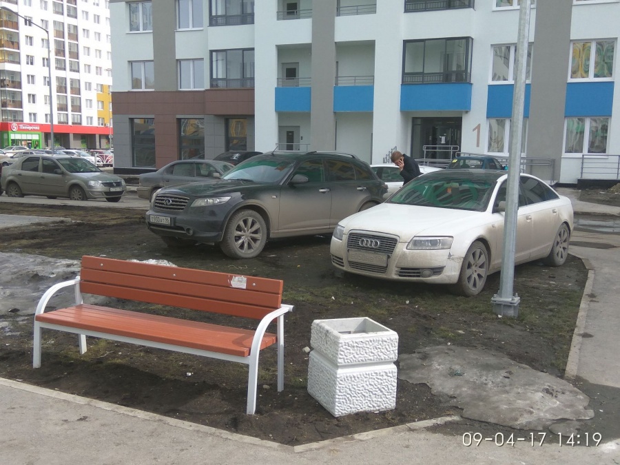 Машины не стесняются парковать на газонах, а потом растаскивают эту грязь по городу.