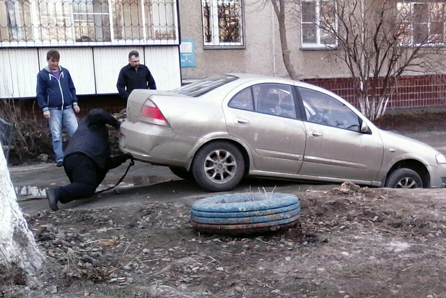 После замены труб во дворе образовалась яма, переехать которую не под силу даже внедорожнику После замены труб во дворе образовалась яма, переехать которую не под силу даже внедорожнику
