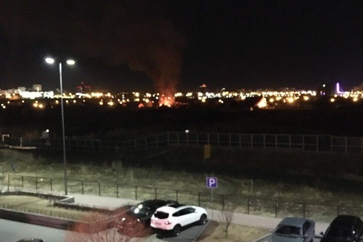 Дом загорелся в районе десяти часов вечера Дом загорелся в районе десяти часов вечера