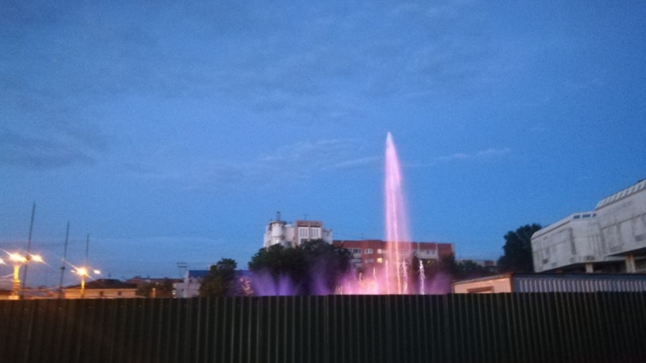 На площади Юности из-за забора выглянул розовый фонтан