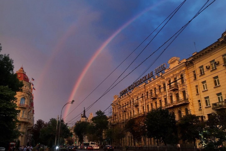 Красивое природное явление можно было увидеть практически из любой части города Красивое природное явление можно было увидеть практически из любой части города