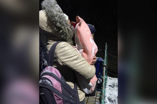 Маме с грудничком пришлось провести некоторое время на палубе под снегом и ветром Маме с грудничком пришлось провести некоторое время на палубе под снегом и ветром