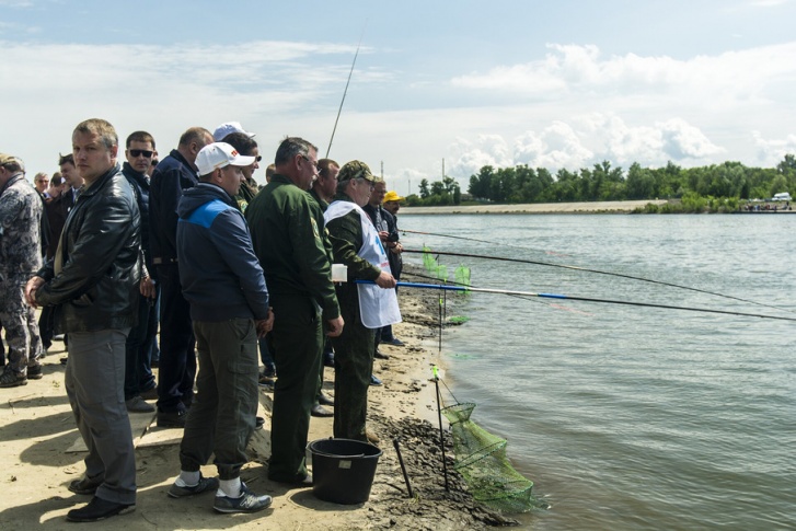 Успел поудить рыбу и губернатор Василий Голубев Успел поудить рыбу и губернатор Василий Голубев