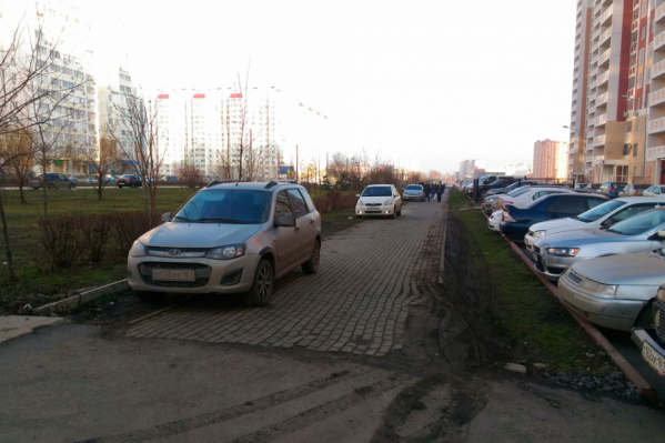 Водители уже несколько месяцев бросают свои машины на тротуаре Водители уже несколько месяцев бросают свои машины на тротуаре