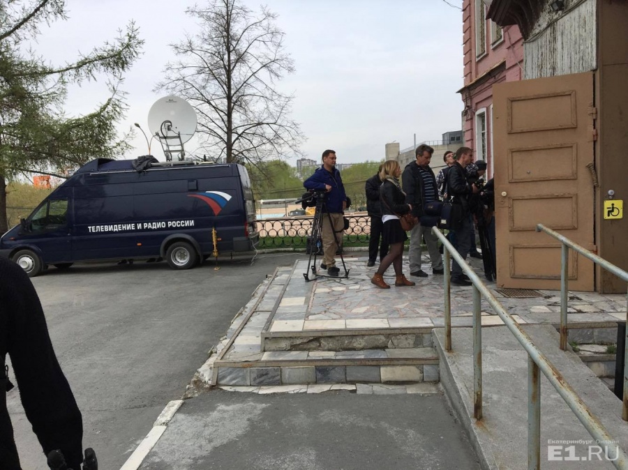 Телеканал "Россия" приехал на машине со спутниковой тарелкой.
Телеканал "Россия" приехал на машине со спутниковой тарелкой. 