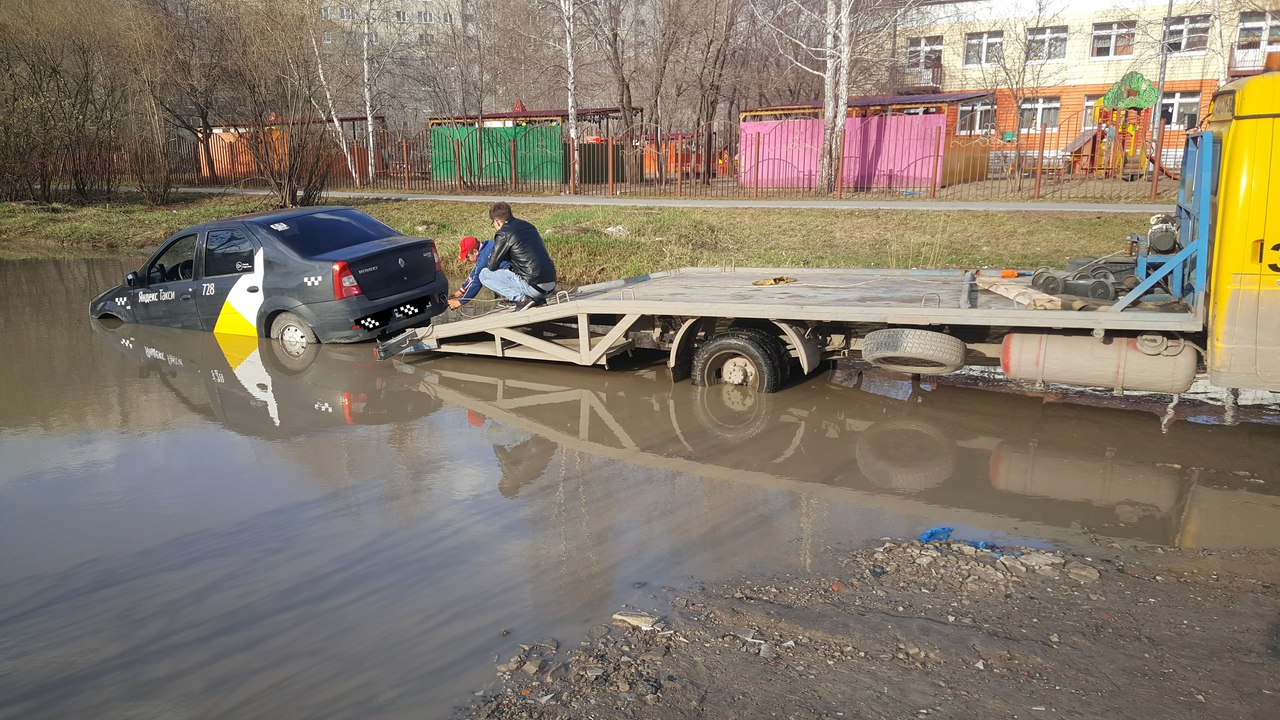 Машину пришлось брать на буксир Машину пришлось брать на буксир