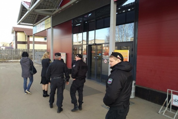 В торговом центре опечатали все двери В торговом центре опечатали все двери