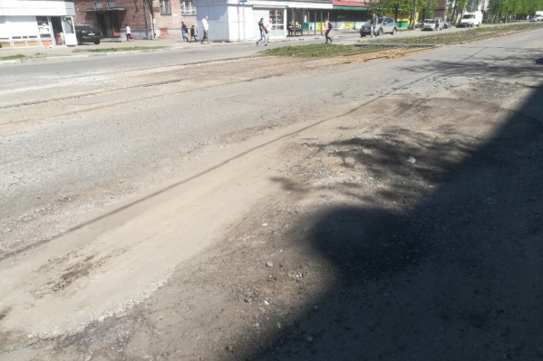 Ещё недавно проехать по двору было проще, чем по этому участку дороги Ещё недавно проехать по двору было проще, чем по этому участку дороги
