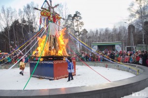 Так чучело Масленицы горело в ЦПКиО в прошлом году.
Так чучело Масленицы горело в ЦПКиО в прошлом году.