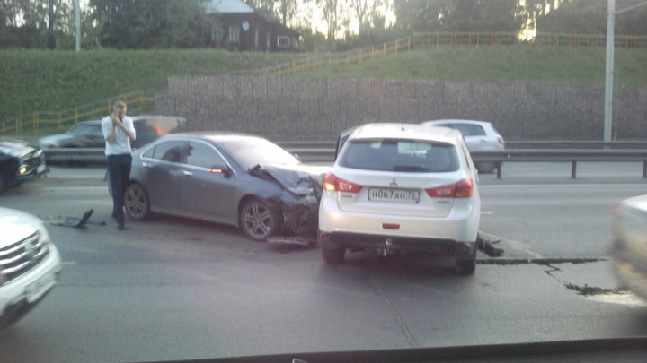 ДТП на Московском проспекте в Ярославле: иномарка въехала в отбойник
