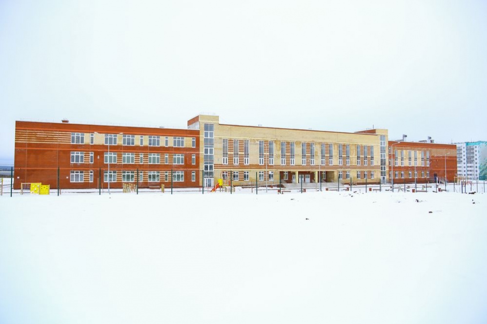 Восемь спортивных площадок и полноразмерный стадион с искусственным покрытием на пришкольной территории Восемь спортивных площадок и полноразмерный стадион с искусственным покрытием на пришкольной территории