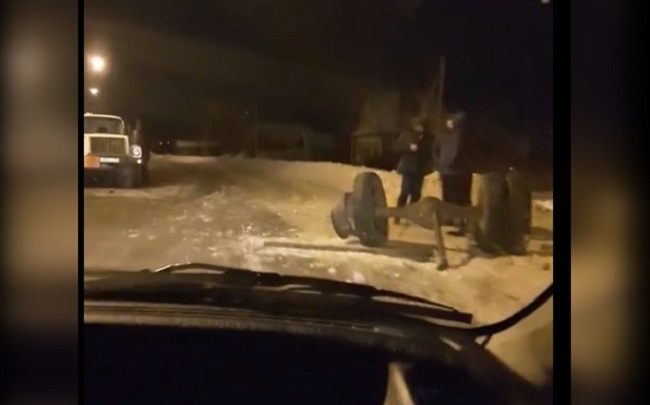 На выезде из Рыбинска у грузовика оторвало колёса