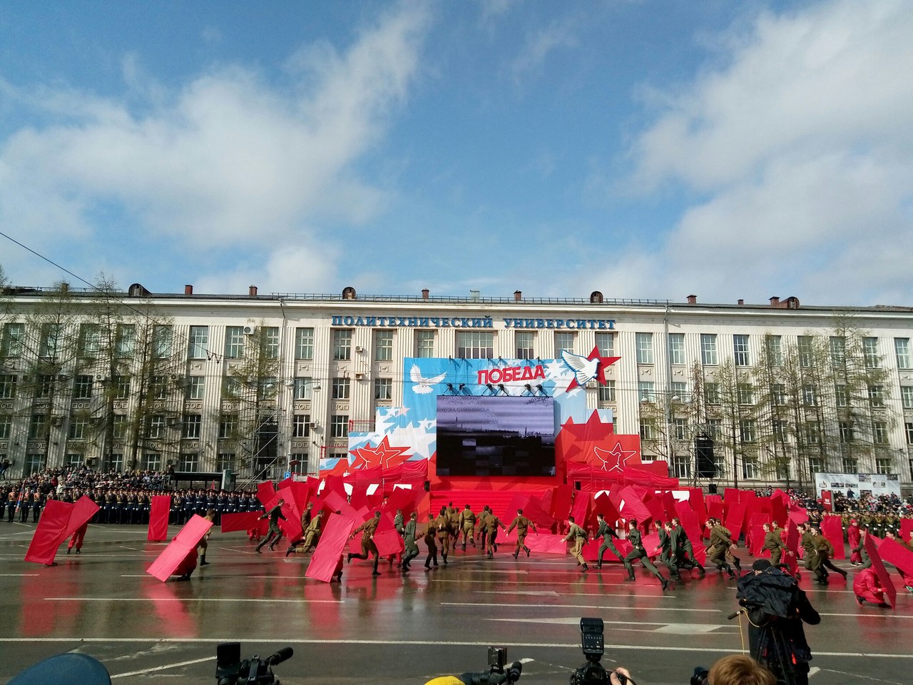 Парад начался с театрализованного представления Парад начался с театрализованного представления