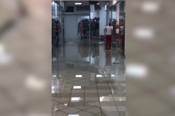 Покупателям надо быть осторожными, чтобы не поскользнуться на свежевымытом полу Покупателям надо быть осторожными, чтобы не поскользнуться на свежевымытом полу