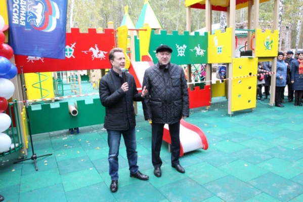 Депутат Бурматов и глава города Евгений Тефтелев торжественно открыли площадку в начале октября Депутат Бурматов и глава города Евгений Тефтелев торжественно открыли площадку в начале октября