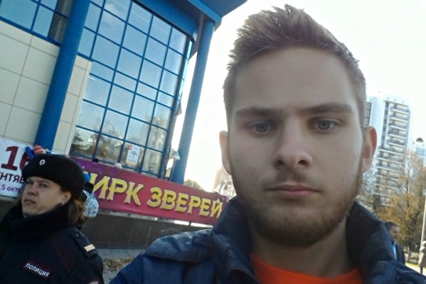 Плакат у уроженца Украины отобрали, а его самого доставили в отделение полиции Плакат у уроженца Украины отобрали, а его самого доставили в отделение полиции