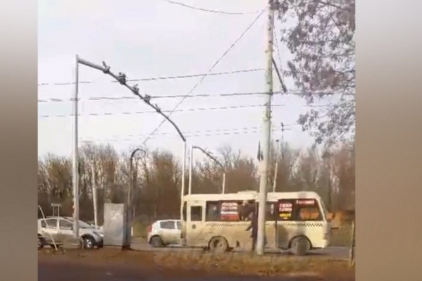 Пассажиры говорят, что выбирались через окно из-за того, что водитель не хотел открывать дверь Пассажиры говорят, что выбирались через окно из-за того, что водитель не хотел открывать дверь