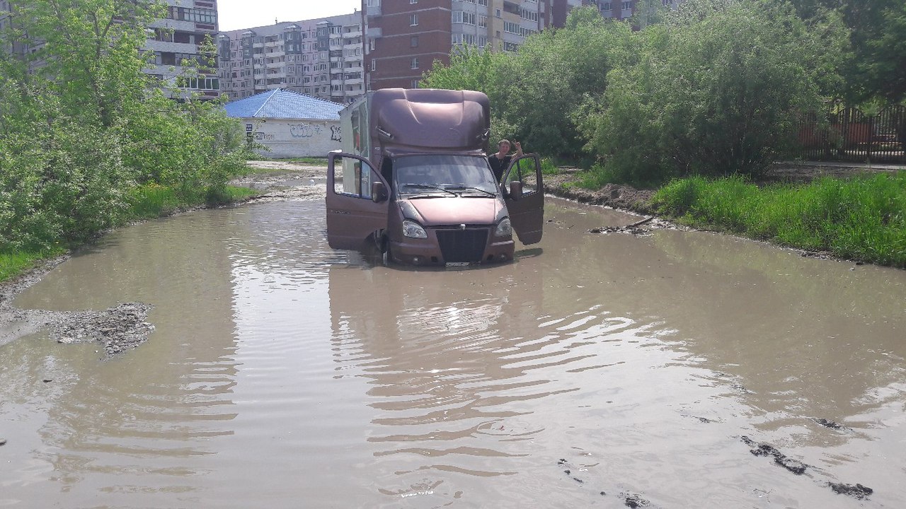 Водитель этой машины в прошлом году наскочил в луже у детского сада на камень Водитель этой машины в прошлом году наскочил в луже у детского сада на камень
