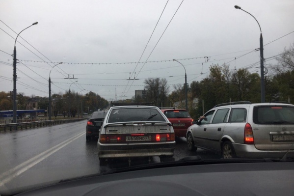 Некоторые стоят уже больше получаса Некоторые стоят уже больше получаса