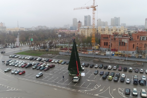Машинное депо рядом с главной елкой не добавляют горожанам праздничного настроения Машинное депо рядом с главной елкой не добавляют горожанам праздничного настроения