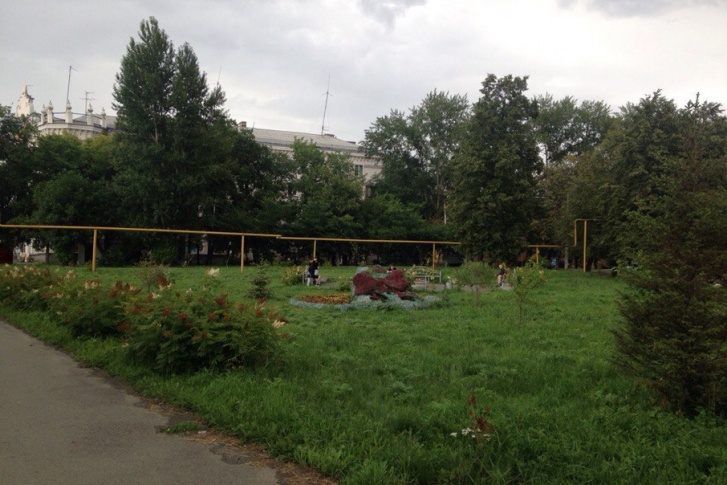 Сквер по улице 50-летия ВЛКСМ благоустроили в прошлом году Сквер по улице 50-летия ВЛКСМ благоустроили в прошлом году