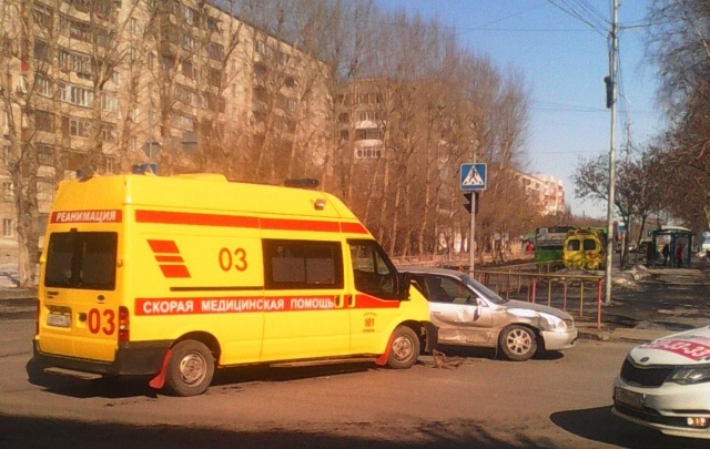 В Тюмени машина скорой попала в ДТП: пострадали врач и фельдшер