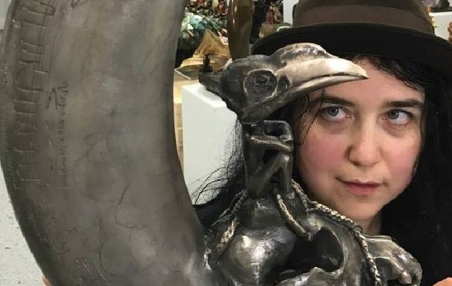 Бронзовые псы и черепа: челябинка открыла выставку сюрреалистичных скульптур в Нью-Йорке